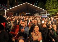 O concerto rexistrou un cheo baixo carpa e no exterior. 