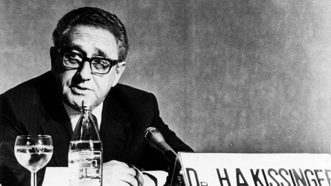 Henry Kissinger recibi un  Premio Nobel de la Paz en 1973 por llegar a un acuerdo para el alto el fuego en la guerra de Vietnam, aunque la guerra se prolong dos aos