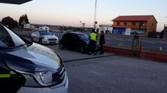 Actuaci�n de la Guardia Civil para sancionar a una mujer que conduc�a ebria con un menor y par� el coche en mitad de un cruce