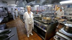 Loida R�o, con parte de su equipo, en la cocina del hospital Montecelo, en Pontevedra, en una imagen de diciembre del 2019