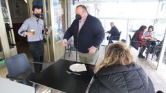 Terraza del restaurante De Manuel, en Ferrol, que tambi�n ofrece comida para llevar