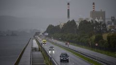 La autov�a de Mar�n, ayer, tras cerrar en varias ocasiones, con la r�a de Pontevedra a la izquierda.