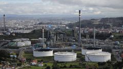 La refiner�a de Repsol, con la ciudad de A Coru�a al fondo.