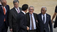 Rutte, de espaldas, y Costa, ayudan a Juncker