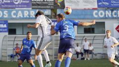 David Nespereira disputa un balón aéreo a Miguel Real