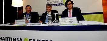 Fernando Mart�n, en el centro, presidi� ayer en A Coru�a la junta de accionistas.