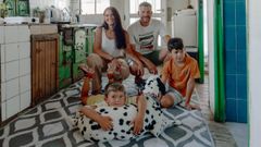 Aurora y Miqueas junto a sus hijos Marcos y Lucas y su perro en su nueva casa en una aldea gallega.
