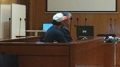 El condenado, de espaldas y con una gorra, durante su juicio en la Audiencia de Valladolid.