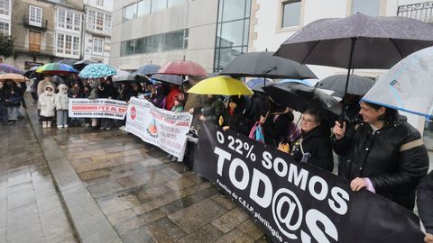 Decenas de familias acudieron este s�bado a la concentraci�n convocada por Asfanemor en Viveiro para reclamar m�s docentes de apoyo