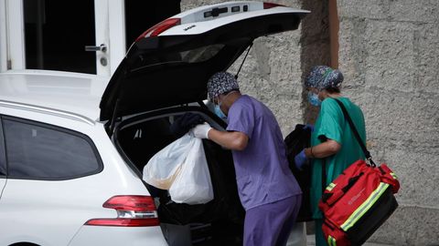 Los sanitarios del Sergas realizaron esta mañana pruebas PCR a los 24 jugadores del equipo madrileño que se encuentran en el interior del hotel coruñés NH Finisterre