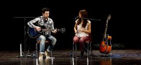 Los m�sicos Hugo y Yadhira ofrecieron un concierto para los alumnos mayores del colegio Peleteiro.