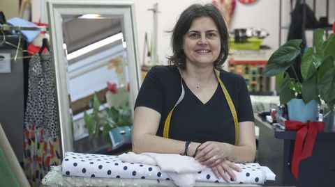Patricia Aneiros, dentro de su tienda de telas, Tejidos Patry, situado�frente a San Xiao.
