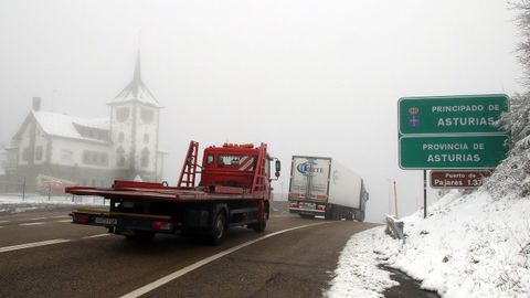 Vista del Puerto de Pajares (N-630), entre Asturias y Le�n, que ha sido reabierto a primera hora de este mi�rcoles al tr�fico de camiones tras doce horas de cierre a causa de la nieve.