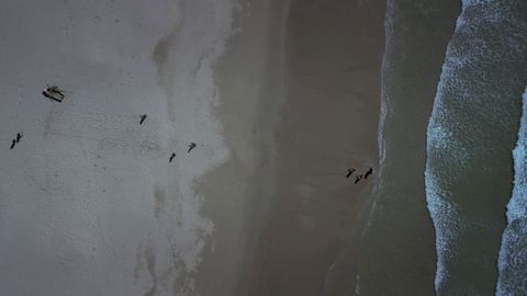 Fotograma de la playa de Rebordelo, en donde los vecinos de Nboa persiguen a uno de los sospechosos