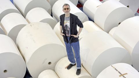 Xoel L�pez, en las bobinas de papel de la rotativa de La Voz.