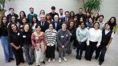 En el centro de la imagen: Lois Blanco, presidente de la Corporacin Voz de Galicia; Francisco Snchez, director de la Fundacin Santiago Rey Fernndez-Latorre; scar Ortega, director general de la Fundacin Amancio Ortega y Mara Jos Arrojo, codirectora del Mster, con los nuevos alumnos.