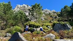 El personal de emergencias tuvo que buscar entre la maleza y las rocas al herido