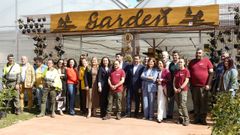 Foto de familia de las autoridades y miembros de la asociaci�n Juan XXIII en el acceso al garden del Bot�nico do Lago