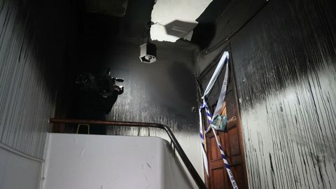 El exterior de la vivienda, precintada por la polic&iacute;a, calcinado tras el incendio de la madrugada de este jueves.