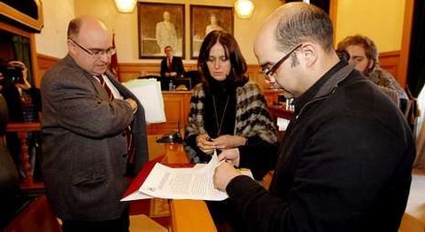 Reyes y Cela cuestionaron la actitud del PP municipal con el tema de las preferentes.