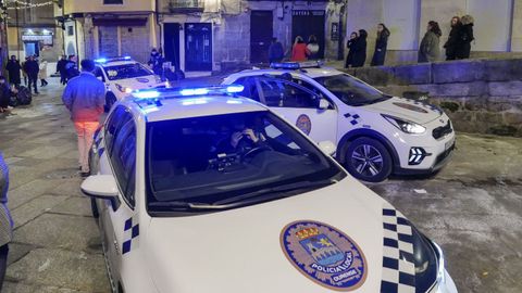 Veh�culos de la Polic�a Local de Ourense en la zona de vinos del casco hist�rico.