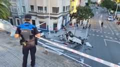 Uno de los coches implicados en el accidente en ronda de Outeiro con la calle Caballeros. 
