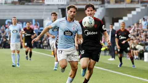 Javi Rueda trata de superar a Oso durante el partido ante el Sevilla en Bala�dos.