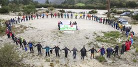 Los participantes en la concentraci�n formaron un c�rculo simb�lico, desplegaron pancartas y leyeron un manifiesto reivindicativo. 