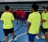 Moren�n, conversando con la plantilla en un entrenamiento. 
