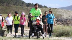 El padre de Daniela, Adri�n Novo, empuja a la peque�a en la andaina solidaria de Abellariza