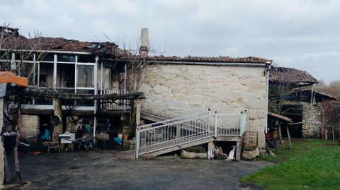 Las llamas se propagaron por el tejado y afectaron a todo el inmueble.