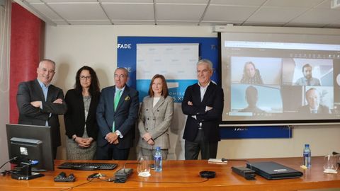 Miembros de la nueva junta directiva de Compromiso Asturias XXI, con el presidente Eduardo S�nchez, en el centro