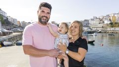 Los nmeros son, sobre todo, nombres, personas, historias familiares. Y alegras. Como la de Elia, que naci el da de Santo Hadrin del ao pasado, el 16 de junio. Buena fecha para Malpica, aunque la fiesta homnima de este municipio vaya por domingo ms que por el da propio. Es la primera hija de Hctor y Tatiana que, como ya parece algo generalizado en todas partes, esperaron a la treintena para estrenarse en la paternidad y la maternidad. Y tan contentos