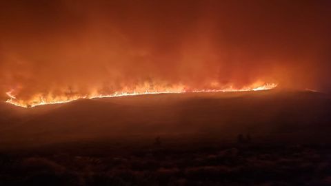 Imagen nocturna del incendio de Chandrexa de Queixa