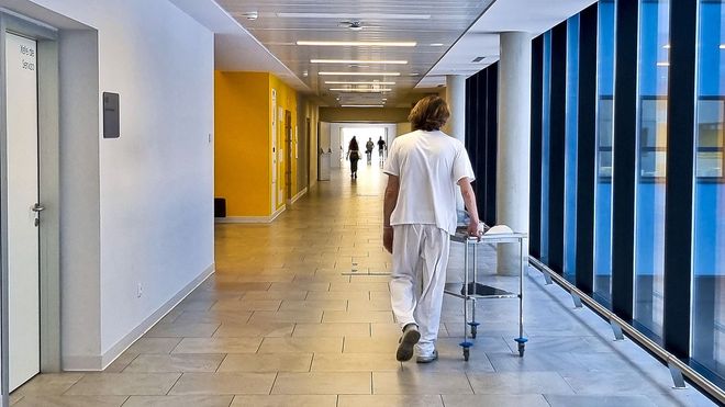 Un trabajador, por los pasillos del Cunqueiro