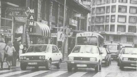 Antiguamente la calle Milicias Nacionales de Oviedo era una zona de paso de vehculos. La fotografa fue tomada en 1979 y en ella se puede apreciar el letrero de la icnica zapateraCalzados Mami