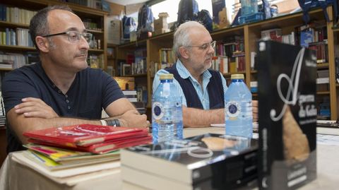Alfonso Blanco, á esquerda, con Pepe Carballude, que fora o seu mestre de Latín en Carballo 