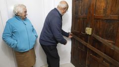 Pl�cido y Camelia han colocado una tranca en la puerta para impedir que la rompan a patadas