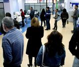 Colas de demandantes de empleo en la oficina de empleo del Inem de Pontevedra.