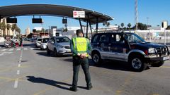 Un agente de la Guardia Civil, este mi�rcoles, en el paso fronterizo entre Gibraltar y La L�nea de la Concepci�n