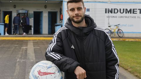 Arturo Calvo posa ante la caseta del estadio Kiko Rey de Cantarrana. 