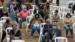 Fieles con mascarilla en una romer�a en Chantada a finales de este verano
