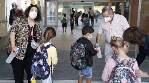 Alumnos desinfectndose antes de entrar a un aula en San Sebastin