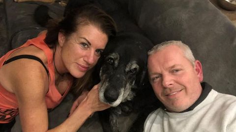 Pipe, con Caroline y Martin, el matrimonio ingl�s con el que ahora vive el perro, tras ser curado de su enfermedad en Ferrol