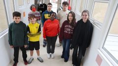 Algunos de los alumnos miembros del equipo de mediacin junto a Cristina Conde, coordinadora del plan de accin contra el acoso del centro