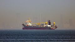 Un buque petrolero pasando por la costa de Dub�i
