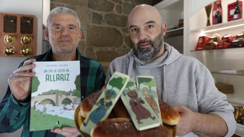 Carlos Airas y Miguel Mosquera en la tienda de Fina Rei en Allariz