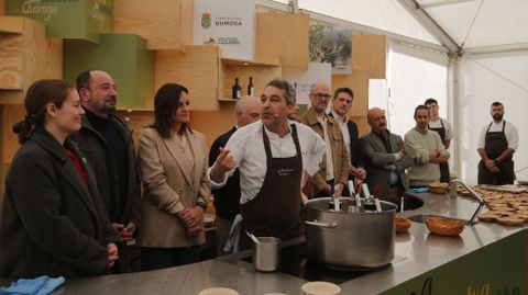 Javier Ollero agradece su nombramiento como embajador del aceite local junto a los representantes institucionales y frente al p�blico que asist�a a la Mostra