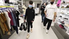 Xoan, el ni�o de 13 a�os al que unos atracadores le robaron las zapatillas recoge unas nuevas que le regalan en una tienda de Vigo