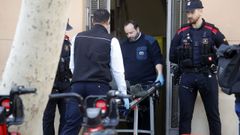 Los mossos en el domicilio de Molins de Rei donde se encontraron dos de los tres cuerpos